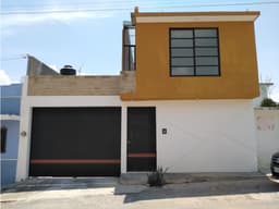 Casa en ubicación privilegiada con sólida estructura y distribución