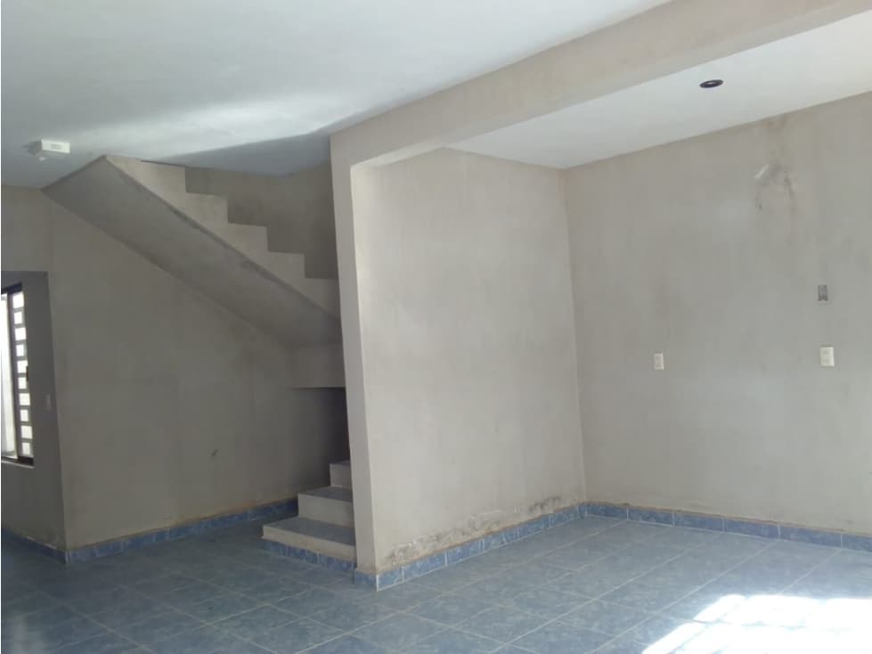Casa de 2 niveles en venta, Col. El Valle — foto 2