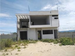 En venta bonita casa de 2 plantas en obra blanca en zona exclusiva