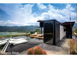 CASA VENTA EN VALLE DE BRAVO, VISTA AL LAGO.