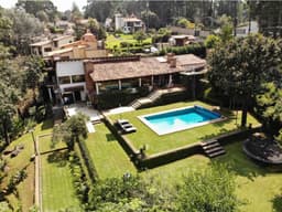 CASA EN AVANDARO CON BOSQUE Y RIO