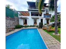 CASA EN VENTA DE ARQUITECTURA MEXICANA EN VALLE DE BRAVO