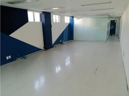 Oficina de 100 m2 con un privado y lugar de estacionamiento
