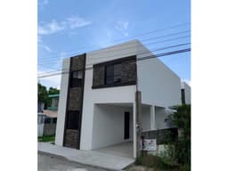 Moderna casa...fachada de 10!!