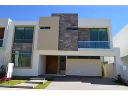Casa Con Terraza - Fraccionamiento Valle Imperial