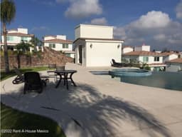 Vista Real. Casa con sala de TV y jardín, en VENTA-RENTA
