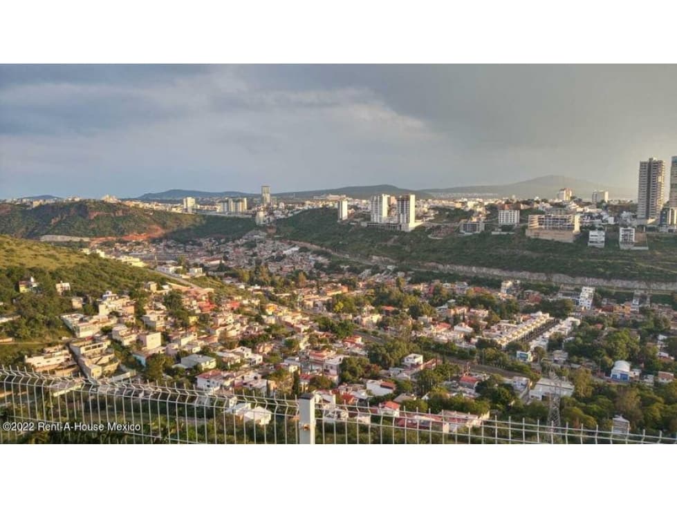 Casa con cuarto de TV y jacuzzi. Lomas del Marqués, VENTA — foto 1