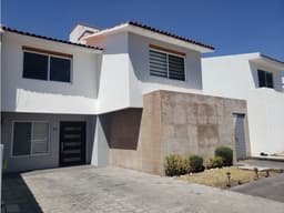 CASA EN VENTA CENTRO SUR 3 RECAMARAS AMPLIO JARDIN SALA TV