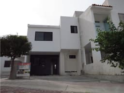 Pedregal de Schoenstatt. Casa de 2 niveles con sala de TV, VENTA