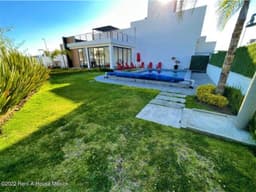 Casa en RENTA con recámara en planta baja. Zákia
