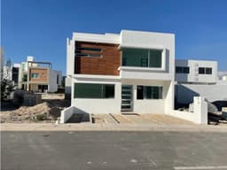 renta casa en zen life 4 recamaras 3 baños