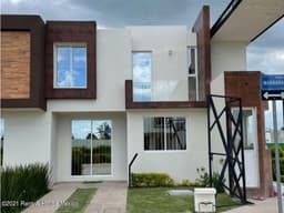 Casa en VENTA, con recámara en planta baja y sala de TV - Irapuato