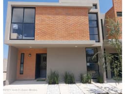 ZIABTA CASA EN VENTA DE 3 RECAMARAS CON ESTUDIO Y JARDIN
