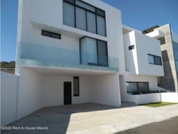 QH2-3275 Se renta casa en zibata de 3 recamaras y amenidades