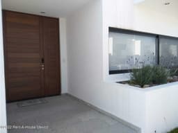 EN RENTA Amplia casa de 4 medios niveles, GRC22-3275