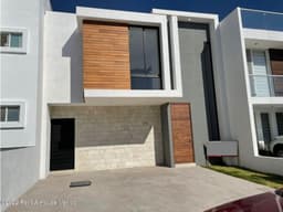 Linda casa de diseño en Corregidora con excelentes acabados. MLA