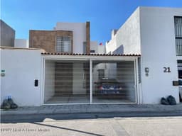 Casa amueblada en renta en el Pueblito AQC