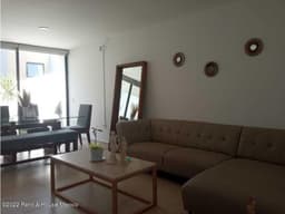 QH4 Casa en renta en Zibata de 3 recamaras y family room