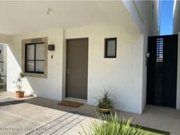 Se vende casa en zakia de 3 recamaras 3 baños 2 cajones  amplio jardin
