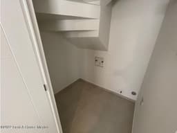 Casa de 2 niveles con terreno excedente, Zákia. RENTA