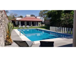 Qh1 Casa de 6 recamaras en venta en Cuernavaca, alberca privada