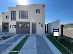 Se renta casa a estrenar de 3 recamaras 3 baños 2 cocheras en zakia QR