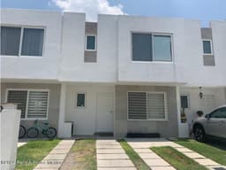 En venta casa 2 niveles frente amenidades 3 recamaras 3 baños
