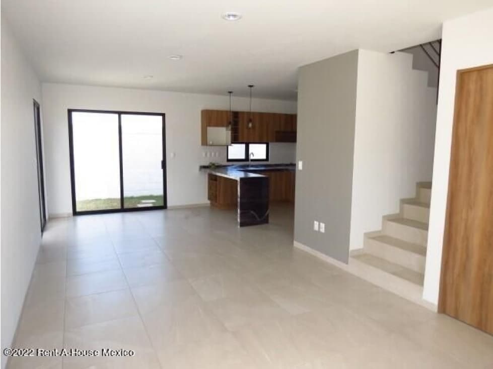 VENTA de casa equipada, con jardín. Capital Sur — foto 1