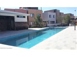 ZIRANDARO CASA EN VENTA 3 RECAMARAS JARDIN ALBERCA