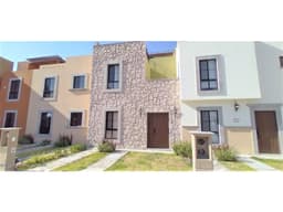 VENTA, casa equipada con roof top y sala de TV. Zirándaro