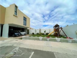 Casa en renta en Zibata en condominio IG