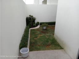 VENTA de casa equipada, con family room. Zibatá