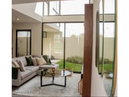 Casa en venta en Zibata con estacionamiento techado y amenidades