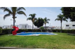 VENTA. Casa en La Cima, con cuarto de servicio y roof garden