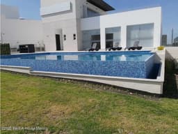Hermosa Casa en Venta en Cluster en Zakia KP
