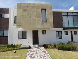 Casa en renta en Zibata de 3 recamaras AGT