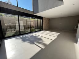 Se vende hermosa casa con amplio jardin y bar en Altozano IG