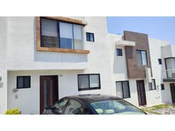 VENTA CASA CON AMPLIO JARDIN. 2 RECAMARAS Y SALA TV