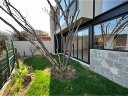 Se vende casa con hermoso jardin y bar en Altozano IG