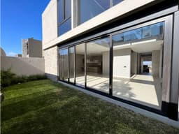 Se vende casa con increibles acabados en Altozano IG