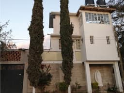 Casa de 6 recamaras con amplio jardin en venta San Isidro AGT