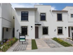 ZONA DEL MIRADOR CASA EN VENTA DE 3 RECAMARAS CON ESTUDIO Y JARDIN