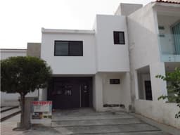 VENTA - Casa de 3 recámaras y con jardín. Pedregal de Schoenstatt