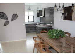 Casa con iglesia y alberca, El Condado. VENTA
