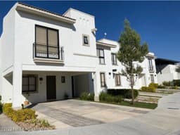 VENTA de casa frente a las amenidades, en Zákia
