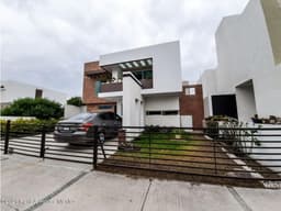Casa en renta en  4 recamaras 3 baños en Zibatá JCG 22-1349