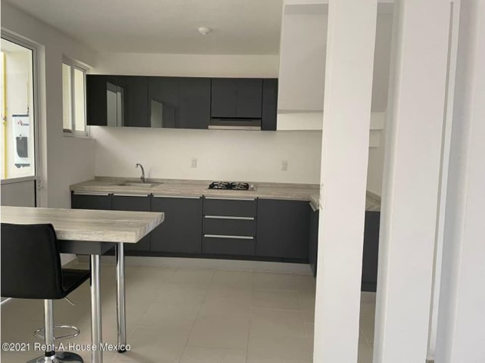 Irapuato, casa de 2 niveles y con vigilancia - VENTA — foto 3