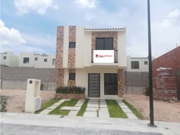CAPITAL SUR CASA EN VENTA 3 RECAMARAS SALA DE TV Y JARDIN