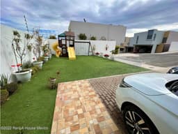 RCS 22-3744 Casa con hermoso jardín privado. 3 amplias recámaras.
