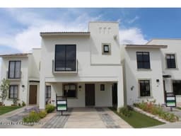 Casa Venta en El Mirador con estacionamiento techado